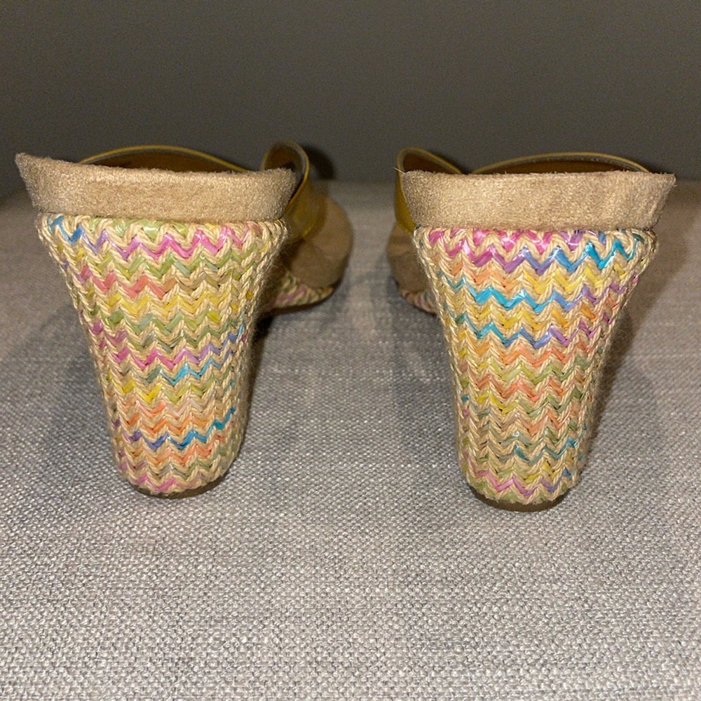 NWOT ✨ Yellow Thong Wedge Sandals, Pastel Rainbow wicker heel outline. - Picture 4 of 7